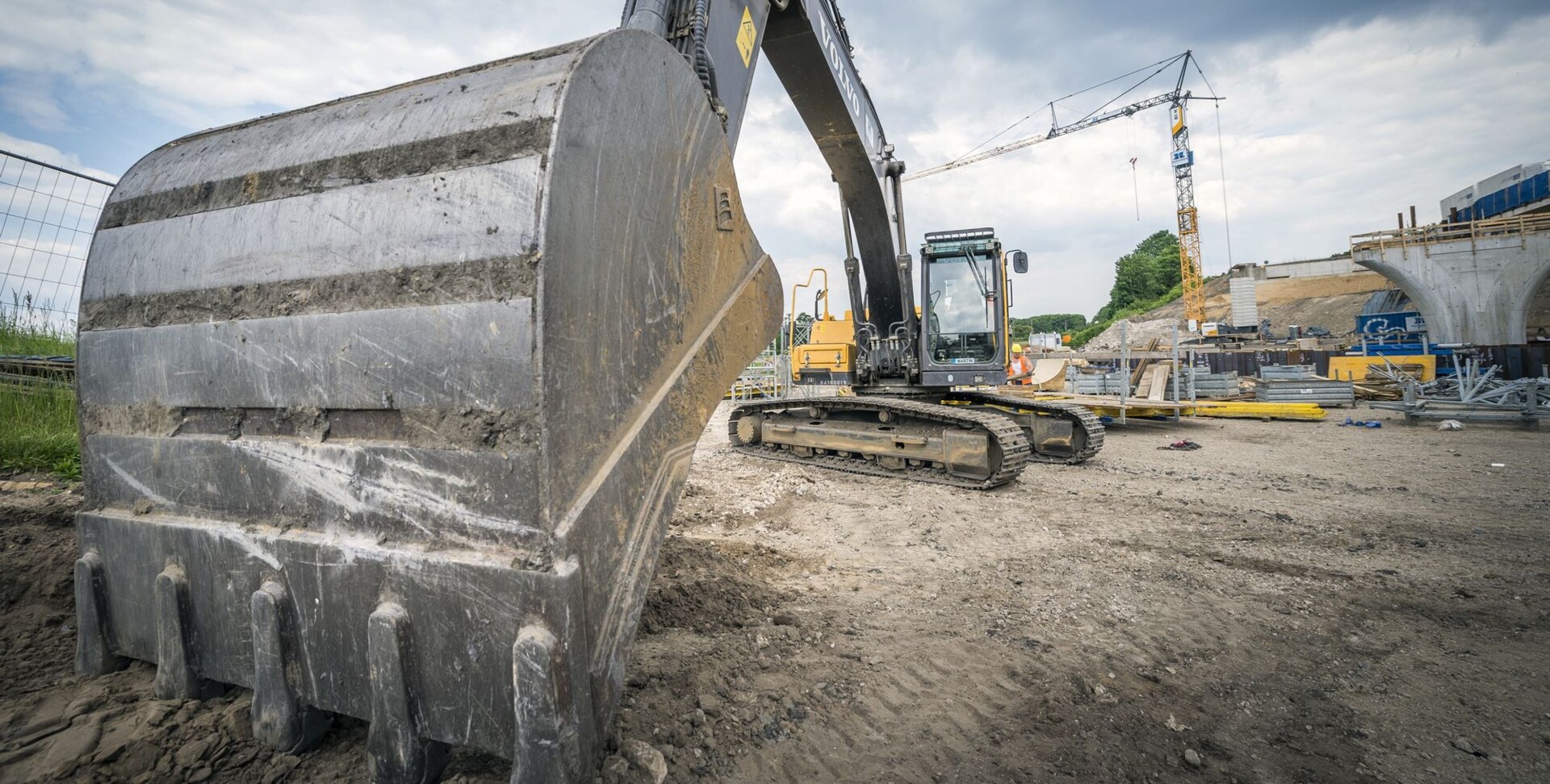 Großer Bagger auf einer Baustelle